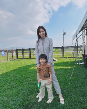 Chantel Liu Instagram - 我們家庭的向心力強大，幾乎所有的活動都可以全員到齊。今天的記者會是永鴻國際生技、以及台北市政府一起要跟大家宣布，我們認養了美堤寵物公園！也就是說，美堤寵物公園是全國第一家由企業所認養的。 
今天很高興能夠擔任可沛寵要的品牌大使，站在台上和大家宣布我們的精神和理念。有家人的陪伴感覺很安心，但是妹妹 的歡呼聲，女兒的哭聲，哥哥和弟弟在草地奔跑的嬉鬧聲還是讓我在台上小小的分心了。
寵物公園認養，這是一個充滿愛與責任的計畫，讓我們可以為台北的毛孩和飼主們打造一個更加友善、乾淨的休憩空間。
永鴻生技也同時捐贈了50萬個100%可分解的狗便袋，交由市政府統籌分配。
回到家，男孩們晚餐之後就體力不支的倒床就睡。這個公園除了毛孩可以和飼主一起享受快樂的時光，我們小男孩也是放電成功，帶著快樂的回憶進入夢鄉。

@crystal_fang_liu @koolpal_tw 

衣服
 #BeYourOwnBOSS @boss
飾品
@lesnereides_taiwanofficial @tun_grp #lesnéréidestw #tungrp
鞋
@charleskeith_tw #charleskeithtw 
Stylist 
@joycelovestyling