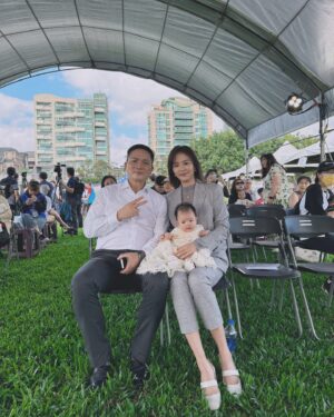 Chantel Liu Instagram - 我們家庭的向心力強大，幾乎所有的活動都可以全員到齊。今天的記者會是永鴻國際生技、以及台北市政府一起要跟大家宣布，我們認養了美堤寵物公園！也就是說，美堤寵物公園是全國第一家由企業所認養的。 
今天很高興能夠擔任可沛寵要的品牌大使，站在台上和大家宣布我們的精神和理念。有家人的陪伴感覺很安心，但是妹妹 的歡呼聲，女兒的哭聲，哥哥和弟弟在草地奔跑的嬉鬧聲還是讓我在台上小小的分心了。
寵物公園認養，這是一個充滿愛與責任的計畫，讓我們可以為台北的毛孩和飼主們打造一個更加友善、乾淨的休憩空間。
永鴻生技也同時捐贈了50萬個100%可分解的狗便袋，交由市政府統籌分配。
回到家，男孩們晚餐之後就體力不支的倒床就睡。這個公園除了毛孩可以和飼主一起享受快樂的時光，我們小男孩也是放電成功，帶著快樂的回憶進入夢鄉。

@crystal_fang_liu @koolpal_tw 

衣服
 #BeYourOwnBOSS @boss
飾品
@lesnereides_taiwanofficial @tun_grp #lesnéréidestw #tungrp
鞋
@charleskeith_tw #charleskeithtw 
Stylist 
@joycelovestyling