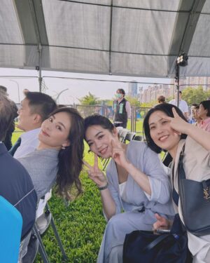 Chantel Liu Instagram - 我們家庭的向心力強大，幾乎所有的活動都可以全員到齊。今天的記者會是永鴻國際生技、以及台北市政府一起要跟大家宣布，我們認養了美堤寵物公園！也就是說，美堤寵物公園是全國第一家由企業所認養的。 
今天很高興能夠擔任可沛寵要的品牌大使，站在台上和大家宣布我們的精神和理念。有家人的陪伴感覺很安心，但是妹妹 的歡呼聲，女兒的哭聲，哥哥和弟弟在草地奔跑的嬉鬧聲還是讓我在台上小小的分心了。
寵物公園認養，這是一個充滿愛與責任的計畫，讓我們可以為台北的毛孩和飼主們打造一個更加友善、乾淨的休憩空間。
永鴻生技也同時捐贈了50萬個100%可分解的狗便袋，交由市政府統籌分配。
回到家，男孩們晚餐之後就體力不支的倒床就睡。這個公園除了毛孩可以和飼主一起享受快樂的時光，我們小男孩也是放電成功，帶著快樂的回憶進入夢鄉。

@crystal_fang_liu @koolpal_tw 

衣服
 #BeYourOwnBOSS @boss
飾品
@lesnereides_taiwanofficial @tun_grp #lesnéréidestw #tungrp
鞋
@charleskeith_tw #charleskeithtw 
Stylist 
@joycelovestyling