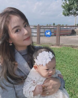 Chantel Liu Instagram - 我們家庭的向心力強大，幾乎所有的活動都可以全員到齊。今天的記者會是永鴻國際生技、以及台北市政府一起要跟大家宣布，我們認養了美堤寵物公園！也就是說，美堤寵物公園是全國第一家由企業所認養的。 
今天很高興能夠擔任可沛寵要的品牌大使，站在台上和大家宣布我們的精神和理念。有家人的陪伴感覺很安心，但是妹妹 的歡呼聲，女兒的哭聲，哥哥和弟弟在草地奔跑的嬉鬧聲還是讓我在台上小小的分心了。
寵物公園認養，這是一個充滿愛與責任的計畫，讓我們可以為台北的毛孩和飼主們打造一個更加友善、乾淨的休憩空間。
永鴻生技也同時捐贈了50萬個100%可分解的狗便袋，交由市政府統籌分配。
回到家，男孩們晚餐之後就體力不支的倒床就睡。這個公園除了毛孩可以和飼主一起享受快樂的時光，我們小男孩也是放電成功，帶著快樂的回憶進入夢鄉。

@crystal_fang_liu @koolpal_tw 

衣服
 #BeYourOwnBOSS @boss
飾品
@lesnereides_taiwanofficial @tun_grp #lesnéréidestw #tungrp
鞋
@charleskeith_tw #charleskeithtw 
Stylist 
@joycelovestyling