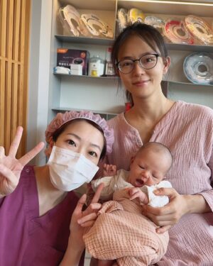Chantel Liu Instagram - 我記得學生時期老師說，嬰兒出生到一歲，是人生中生長最快速的階段；第二快階段是青春期。我總是在想要如何留住他們這小的時候的樣子，剪指甲的時候，剪下彎彎一小片，想要留起來，卻又不小心在打掃時丟掉了。
月子中心提供的服務對我來說很重要，哥哥時期沒有人說可以拍藝術照、做胎毛筆，結果我也沒有想到要去執行。
弟弟和妹妹都是黃先生來服務，第二次看到他，感覺有一種說不出的親切感，很可能是因為如此重要的儀式都是他來操刀。
剃頭的時間可以選24天，代表「二十四孝」；30天來剃，代表「圓滿」。其實現在很多父母工作忙，不拘泥形式，也會選擇百日或是任何吉祥數字。
胎毛筆、臍帶印章，我選擇牛角，單純是因為擔心玉石容易摔破或是摔到缺角。看著成品組合好美、好有意義，看來，地震又多了一個掛心想要第二時間抱走的紀念品。（第一是孩子😌）
妹妹剃完頭之後，還是好美。
#真美女不怕剃頭
#郭家胎毛筆