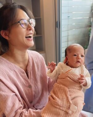 Chantel Liu Instagram - 我記得學生時期老師說，嬰兒出生到一歲，是人生中生長最快速的階段；第二快階段是青春期。我總是在想要如何留住他們這小的時候的樣子，剪指甲的時候，剪下彎彎一小片，想要留起來，卻又不小心在打掃時丟掉了。
月子中心提供的服務對我來說很重要，哥哥時期沒有人說可以拍藝術照、做胎毛筆，結果我也沒有想到要去執行。
弟弟和妹妹都是黃先生來服務，第二次看到他，感覺有一種說不出的親切感，很可能是因為如此重要的儀式都是他來操刀。
剃頭的時間可以選24天，代表「二十四孝」；30天來剃，代表「圓滿」。其實現在很多父母工作忙，不拘泥形式，也會選擇百日或是任何吉祥數字。
胎毛筆、臍帶印章，我選擇牛角，單純是因為擔心玉石容易摔破或是摔到缺角。看著成品組合好美、好有意義，看來，地震又多了一個掛心想要第二時間抱走的紀念品。（第一是孩子😌）
妹妹剃完頭之後，還是好美。
#真美女不怕剃頭
#郭家胎毛筆