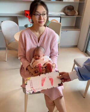 Chantel Liu Instagram - 我記得學生時期老師說，嬰兒出生到一歲，是人生中生長最快速的階段；第二快階段是青春期。我總是在想要如何留住他們這小的時候的樣子，剪指甲的時候，剪下彎彎一小片，想要留起來，卻又不小心在打掃時丟掉了。
月子中心提供的服務對我來說很重要，哥哥時期沒有人說可以拍藝術照、做胎毛筆，結果我也沒有想到要去執行。
弟弟和妹妹都是黃先生來服務，第二次看到他，感覺有一種說不出的親切感，很可能是因為如此重要的儀式都是他來操刀。
剃頭的時間可以選24天，代表「二十四孝」；30天來剃，代表「圓滿」。其實現在很多父母工作忙，不拘泥形式，也會選擇百日或是任何吉祥數字。
胎毛筆、臍帶印章，我選擇牛角，單純是因為擔心玉石容易摔破或是摔到缺角。看著成品組合好美、好有意義，看來，地震又多了一個掛心想要第二時間抱走的紀念品。（第一是孩子😌）
妹妹剃完頭之後，還是好美。
#真美女不怕剃頭
#郭家胎毛筆