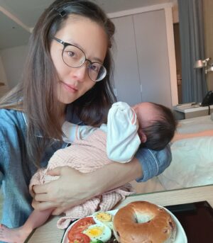 Chantel Liu Instagram - 母嬰同室最主要的主角就是嬰兒和母親呀！

從哥哥、弟弟到現在的妹妹，我就是喜歡把嬰兒床留在房間而非護理站，我就是喜歡一直盯著孩子看還有聞身上的味道、就是喜歡親餵到孩子睡著、甚至和孩子一起睡過夜。護理人員說我是這棟最會親餵的媽媽，記得哥哥要出月中的時候，還有護理人員進來說都還沒有抱過他；沒有要拼第一，而是我真的很喜歡母嬰同室、很享受跟孩子獨處的時光。有一次護理人員說想要我可以睡到天亮好好休息，結果半夜痛醒，一直巴望著凌晨四點妹妹的下一餐時段，從這一次開始，我說半夜她只要肚子餓，請妳們直接推進來吧，我心理和身理上都很需要她。
生命真的很神奇！神識入母胎，從一顆小小的受精卵，在我的肚子裡細胞分裂、著床到長成人形，然後瓜熟蒂落成為一個獨立的個體，新生命是如此的美好。我也在不知覺當中，成為「他人」生命中重要的回憶創造者，人格教育推手，品德教養養成者。孩子和母親之間的連結太深了，母嬰同室講的不只是親餵和照顧寶寶，而是心中的牽絆和掛念，從懷胎那一刻起，這一輩子他們都是住在我心裡。

最後2張是Ted的視角🫶🏻