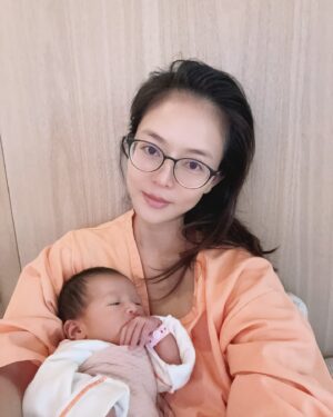 Chantel Liu Instagram - 母嬰同室最主要的主角就是嬰兒和母親呀！

從哥哥、弟弟到現在的妹妹，我就是喜歡把嬰兒床留在房間而非護理站，我就是喜歡一直盯著孩子看還有聞身上的味道、就是喜歡親餵到孩子睡著、甚至和孩子一起睡過夜。護理人員說我是這棟最會親餵的媽媽，記得哥哥要出月中的時候，還有護理人員進來說都還沒有抱過他；沒有要拼第一，而是我真的很喜歡母嬰同室、很享受跟孩子獨處的時光。有一次護理人員說想要我可以睡到天亮好好休息，結果半夜痛醒，一直巴望著凌晨四點妹妹的下一餐時段，從這一次開始，我說半夜她只要肚子餓，請妳們直接推進來吧，我心理和身理上都很需要她。
生命真的很神奇！神識入母胎，從一顆小小的受精卵，在我的肚子裡細胞分裂、著床到長成人形，然後瓜熟蒂落成為一個獨立的個體，新生命是如此的美好。我也在不知覺當中，成為「他人」生命中重要的回憶創造者，人格教育推手，品德教養養成者。孩子和母親之間的連結太深了，母嬰同室講的不只是親餵和照顧寶寶，而是心中的牽絆和掛念，從懷胎那一刻起，這一輩子他們都是住在我心裡。

最後2張是Ted的視角🫶🏻