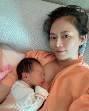 Chantel Liu Instagram - 母嬰同室最主要的主角就是嬰兒和母親呀！

從哥哥、弟弟到現在的妹妹，我就是喜歡把嬰兒床留在房間而非護理站，我就是喜歡一直盯著孩子看還有聞身上的味道、就是喜歡親餵到孩子睡著、甚至和孩子一起睡過夜。護理人員說我是這棟最會親餵的媽媽，記得哥哥要出月中的時候，還有護理人員進來說都還沒有抱過他；沒有要拼第一，而是我真的很喜歡母嬰同室、很享受跟孩子獨處的時光。有一次護理人員說想要我可以睡到天亮好好休息，結果半夜痛醒，一直巴望著凌晨四點妹妹的下一餐時段，從這一次開始，我說半夜她只要肚子餓，請妳們直接推進來吧，我心理和身理上都很需要她。
生命真的很神奇！神識入母胎，從一顆小小的受精卵，在我的肚子裡細胞分裂、著床到長成人形，然後瓜熟蒂落成為一個獨立的個體，新生命是如此的美好。我也在不知覺當中，成為「他人」生命中重要的回憶創造者，人格教育推手，品德教養養成者。孩子和母親之間的連結太深了，母嬰同室講的不只是親餵和照顧寶寶，而是心中的牽絆和掛念，從懷胎那一刻起，這一輩子他們都是住在我心裡。

最後2張是Ted的視角🫶🏻
