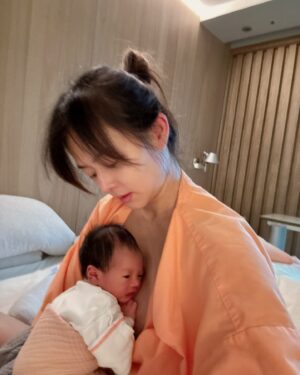 Chantel Liu Instagram - 母嬰同室最主要的主角就是嬰兒和母親呀！

從哥哥、弟弟到現在的妹妹，我就是喜歡把嬰兒床留在房間而非護理站，我就是喜歡一直盯著孩子看還有聞身上的味道、就是喜歡親餵到孩子睡著、甚至和孩子一起睡過夜。護理人員說我是這棟最會親餵的媽媽，記得哥哥要出月中的時候，還有護理人員進來說都還沒有抱過他；沒有要拼第一，而是我真的很喜歡母嬰同室、很享受跟孩子獨處的時光。有一次護理人員說想要我可以睡到天亮好好休息，結果半夜痛醒，一直巴望著凌晨四點妹妹的下一餐時段，從這一次開始，我說半夜她只要肚子餓，請妳們直接推進來吧，我心理和身理上都很需要她。
生命真的很神奇！神識入母胎，從一顆小小的受精卵，在我的肚子裡細胞分裂、著床到長成人形，然後瓜熟蒂落成為一個獨立的個體，新生命是如此的美好。我也在不知覺當中，成為「他人」生命中重要的回憶創造者，人格教育推手，品德教養養成者。孩子和母親之間的連結太深了，母嬰同室講的不只是親餵和照顧寶寶，而是心中的牽絆和掛念，從懷胎那一刻起，這一輩子他們都是住在我心裡。

最後2張是Ted的視角🫶🏻