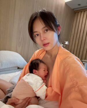 Chantel Liu Instagram - 母嬰同室最主要的主角就是嬰兒和母親呀！

從哥哥、弟弟到現在的妹妹，我就是喜歡把嬰兒床留在房間而非護理站，我就是喜歡一直盯著孩子看還有聞身上的味道、就是喜歡親餵到孩子睡著、甚至和孩子一起睡過夜。護理人員說我是這棟最會親餵的媽媽，記得哥哥要出月中的時候，還有護理人員進來說都還沒有抱過他；沒有要拼第一，而是我真的很喜歡母嬰同室、很享受跟孩子獨處的時光。有一次護理人員說想要我可以睡到天亮好好休息，結果半夜痛醒，一直巴望著凌晨四點妹妹的下一餐時段，從這一次開始，我說半夜她只要肚子餓，請妳們直接推進來吧，我心理和身理上都很需要她。
生命真的很神奇！神識入母胎，從一顆小小的受精卵，在我的肚子裡細胞分裂、著床到長成人形，然後瓜熟蒂落成為一個獨立的個體，新生命是如此的美好。我也在不知覺當中，成為「他人」生命中重要的回憶創造者，人格教育推手，品德教養養成者。孩子和母親之間的連結太深了，母嬰同室講的不只是親餵和照顧寶寶，而是心中的牽絆和掛念，從懷胎那一刻起，這一輩子他們都是住在我心裡。

最後2張是Ted的視角🫶🏻