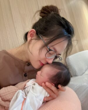 Chantel Liu Instagram - 母嬰同室最主要的主角就是嬰兒和母親呀！

從哥哥、弟弟到現在的妹妹，我就是喜歡把嬰兒床留在房間而非護理站，我就是喜歡一直盯著孩子看還有聞身上的味道、就是喜歡親餵到孩子睡著、甚至和孩子一起睡過夜。護理人員說我是這棟最會親餵的媽媽，記得哥哥要出月中的時候，還有護理人員進來說都還沒有抱過他；沒有要拼第一，而是我真的很喜歡母嬰同室、很享受跟孩子獨處的時光。有一次護理人員說想要我可以睡到天亮好好休息，結果半夜痛醒，一直巴望著凌晨四點妹妹的下一餐時段，從這一次開始，我說半夜她只要肚子餓，請妳們直接推進來吧，我心理和身理上都很需要她。
生命真的很神奇！神識入母胎，從一顆小小的受精卵，在我的肚子裡細胞分裂、著床到長成人形，然後瓜熟蒂落成為一個獨立的個體，新生命是如此的美好。我也在不知覺當中，成為「他人」生命中重要的回憶創造者，人格教育推手，品德教養養成者。孩子和母親之間的連結太深了，母嬰同室講的不只是親餵和照顧寶寶，而是心中的牽絆和掛念，從懷胎那一刻起，這一輩子他們都是住在我心裡。

最後2張是Ted的視角🫶🏻