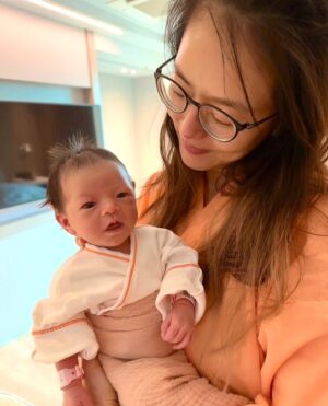 Chantel Liu Instagram - 母嬰同室最主要的主角就是嬰兒和母親呀！

從哥哥、弟弟到現在的妹妹，我就是喜歡把嬰兒床留在房間而非護理站，我就是喜歡一直盯著孩子看還有聞身上的味道、就是喜歡親餵到孩子睡著、甚至和孩子一起睡過夜。護理人員說我是這棟最會親餵的媽媽，記得哥哥要出月中的時候，還有護理人員進來說都還沒有抱過他；沒有要拼第一，而是我真的很喜歡母嬰同室、很享受跟孩子獨處的時光。有一次護理人員說想要我可以睡到天亮好好休息，結果半夜痛醒，一直巴望著凌晨四點妹妹的下一餐時段，從這一次開始，我說半夜她只要肚子餓，請妳們直接推進來吧，我心理和身理上都很需要她。
生命真的很神奇！神識入母胎，從一顆小小的受精卵，在我的肚子裡細胞分裂、著床到長成人形，然後瓜熟蒂落成為一個獨立的個體，新生命是如此的美好。我也在不知覺當中，成為「他人」生命中重要的回憶創造者，人格教育推手，品德教養養成者。孩子和母親之間的連結太深了，母嬰同室講的不只是親餵和照顧寶寶，而是心中的牽絆和掛念，從懷胎那一刻起，這一輩子他們都是住在我心裡。

最後2張是Ted的視角🫶🏻