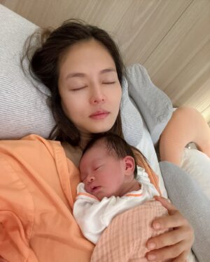 Chantel Liu Instagram - 母嬰同室最主要的主角就是嬰兒和母親呀！

從哥哥、弟弟到現在的妹妹，我就是喜歡把嬰兒床留在房間而非護理站，我就是喜歡一直盯著孩子看還有聞身上的味道、就是喜歡親餵到孩子睡著、甚至和孩子一起睡過夜。護理人員說我是這棟最會親餵的媽媽，記得哥哥要出月中的時候，還有護理人員進來說都還沒有抱過他；沒有要拼第一，而是我真的很喜歡母嬰同室、很享受跟孩子獨處的時光。有一次護理人員說想要我可以睡到天亮好好休息，結果半夜痛醒，一直巴望著凌晨四點妹妹的下一餐時段，從這一次開始，我說半夜她只要肚子餓，請妳們直接推進來吧，我心理和身理上都很需要她。
生命真的很神奇！神識入母胎，從一顆小小的受精卵，在我的肚子裡細胞分裂、著床到長成人形，然後瓜熟蒂落成為一個獨立的個體，新生命是如此的美好。我也在不知覺當中，成為「他人」生命中重要的回憶創造者，人格教育推手，品德教養養成者。孩子和母親之間的連結太深了，母嬰同室講的不只是親餵和照顧寶寶，而是心中的牽絆和掛念，從懷胎那一刻起，這一輩子他們都是住在我心裡。

最後2張是Ted的視角🫶🏻