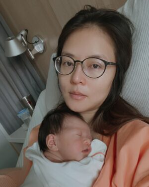 Chantel Liu Instagram - 母嬰同室最主要的主角就是嬰兒和母親呀！

從哥哥、弟弟到現在的妹妹，我就是喜歡把嬰兒床留在房間而非護理站，我就是喜歡一直盯著孩子看還有聞身上的味道、就是喜歡親餵到孩子睡著、甚至和孩子一起睡過夜。護理人員說我是這棟最會親餵的媽媽，記得哥哥要出月中的時候，還有護理人員進來說都還沒有抱過他；沒有要拼第一，而是我真的很喜歡母嬰同室、很享受跟孩子獨處的時光。有一次護理人員說想要我可以睡到天亮好好休息，結果半夜痛醒，一直巴望著凌晨四點妹妹的下一餐時段，從這一次開始，我說半夜她只要肚子餓，請妳們直接推進來吧，我心理和身理上都很需要她。
生命真的很神奇！神識入母胎，從一顆小小的受精卵，在我的肚子裡細胞分裂、著床到長成人形，然後瓜熟蒂落成為一個獨立的個體，新生命是如此的美好。我也在不知覺當中，成為「他人」生命中重要的回憶創造者，人格教育推手，品德教養養成者。孩子和母親之間的連結太深了，母嬰同室講的不只是親餵和照顧寶寶，而是心中的牽絆和掛念，從懷胎那一刻起，這一輩子他們都是住在我心裡。

最後2張是Ted的視角🫶🏻