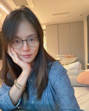 Chantel Liu Instagram - 母嬰同室最主要的主角就是嬰兒和母親呀！

從哥哥、弟弟到現在的妹妹，我就是喜歡把嬰兒床留在房間而非護理站，我就是喜歡一直盯著孩子看還有聞身上的味道、就是喜歡親餵到孩子睡著、甚至和孩子一起睡過夜。護理人員說我是這棟最會親餵的媽媽，記得哥哥要出月中的時候，還有護理人員進來說都還沒有抱過他；沒有要拼第一，而是我真的很喜歡母嬰同室、很享受跟孩子獨處的時光。有一次護理人員說想要我可以睡到天亮好好休息，結果半夜痛醒，一直巴望著凌晨四點妹妹的下一餐時段，從這一次開始，我說半夜她只要肚子餓，請妳們直接推進來吧，我心理和身理上都很需要她。
生命真的很神奇！神識入母胎，從一顆小小的受精卵，在我的肚子裡細胞分裂、著床到長成人形，然後瓜熟蒂落成為一個獨立的個體，新生命是如此的美好。我也在不知覺當中，成為「他人」生命中重要的回憶創造者，人格教育推手，品德教養養成者。孩子和母親之間的連結太深了，母嬰同室講的不只是親餵和照顧寶寶，而是心中的牽絆和掛念，從懷胎那一刻起，這一輩子他們都是住在我心裡。

最後2張是Ted的視角🫶🏻