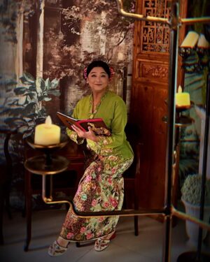 Chen Liping Instagram - DEMURE NyaNya aka #阿珠(蔡珠娘)❤️

#小娘惹之翡翠山
#EmeraldHill 
#MediacorpEmeraldHill
#Singapore  #Drama
#PTL 

💇: #Eileen @shention
💄: #WaGor @herislee
👗: #SiewEe @spaceshipaliens
📸: #Dennes @littlesocialsg