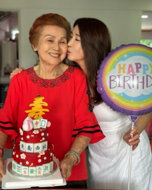 Chen Xiuhuan Instagram - 今天是妈妈的生日, 祝妈妈生日快乐！🎂🎈🌹♥️
最重要身体健健康康！
天天开开心心！
长命百岁！
我们爱您！♥️

P.S 妈妈看到麻将🀄️🀄️🀄️🎂蛋糕, 笑得见牙不见眼。还有大哥送了妈妈一束卷满钞票💵的鲜花，妈妈乐得笑哈哈！看见妈妈这么开心, 我们真的很欣慰。其实，我们知道妈妈只要我们都回家吃饭🍚，她老人家就心满意足了。
Thank you for the 🀄️cake @honeypeachsg 💋
#妈妈
#生日快乐
#mother
#mummy
#happybirthday
#ilovemymum 
#love
#chenxiuhuan
#陈秀环