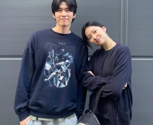 Choi Yu-hwa Instagram - 사진 좀 찍어둘걸요 이게 거의 전부네요🥹 
오늘 9부. 담주면 벌써 한회 밖에 안남았단 사실이 믿기지 않아요. 너무 좋은 우리 배우들,스텝분들, 감독님. 진짜 맘껏 연기하고 8개월동안 함께 시간을 보내서 정도 참 많이 들었는데요. 마지막까지 이친자 많이 사랑해주세요. 시청자분들이 최고입니다!!!🫶
#이토록친밀한배신자 #이친자 #doubt #김성희