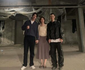 Choi Yu-hwa Instagram - 사진 좀 찍어둘걸요 이게 거의 전부네요🥹 
오늘 9부. 담주면 벌써 한회 밖에 안남았단 사실이 믿기지 않아요. 너무 좋은 우리 배우들,스텝분들, 감독님. 진짜 맘껏 연기하고 8개월동안 함께 시간을 보내서 정도 참 많이 들었는데요. 마지막까지 이친자 많이 사랑해주세요. 시청자분들이 최고입니다!!!🫶
#이토록친밀한배신자 #이친자 #doubt #김성희