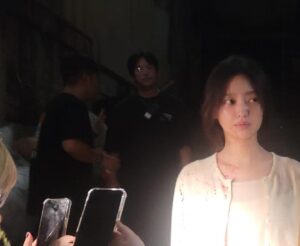 Choi Yu-hwa Instagram - 사진 좀 찍어둘걸요 이게 거의 전부네요🥹 
오늘 9부. 담주면 벌써 한회 밖에 안남았단 사실이 믿기지 않아요. 너무 좋은 우리 배우들,스텝분들, 감독님. 진짜 맘껏 연기하고 8개월동안 함께 시간을 보내서 정도 참 많이 들었는데요. 마지막까지 이친자 많이 사랑해주세요. 시청자분들이 최고입니다!!!🫶
#이토록친밀한배신자 #이친자 #doubt #김성희