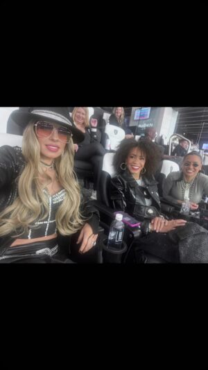 Cindy Blackman Instagram - @raiders w/  The Band 3 was a blast! Thanks @iamorianthi , @rhondasmithbass & @markdavis.raiders 💗💗💗