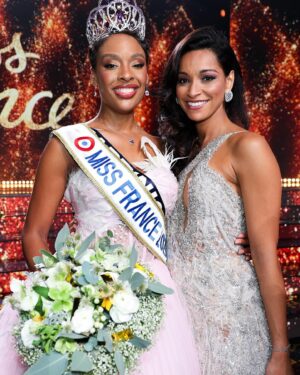 Cindy Fabre Instagram - 👑 Angélique Angarni-Filopon, élue il y a tout juste une semaine… Je vous assure que son nom et son âme resteront gravés dans vos mémoires ! Prenez le temps de la découvrir cette année : ouvrez vos cœurs, et elle saura vous toucher avec douceur, humour et bonté. ❤️ 
Elle est, et restera Miss France 2025! 

Crédit photos : @sipa.press 
@angeliqueaf_off 
Dress : @hayariparis 

#AngéliqueAngarniFilopon #Miss2024 #Élégance #Douceur #Humour #Bonté #Inspiration #CœurOuvert #Découverte #Authenticité #Fierté #MissFrance #Émotion #PortraitDeFemme