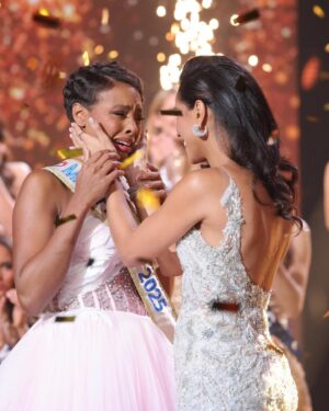 Cindy Fabre Instagram - 👑 Angélique Angarni-Filopon, élue il y a tout juste une semaine… Je vous assure que son nom et son âme resteront gravés dans vos mémoires ! Prenez le temps de la découvrir cette année : ouvrez vos cœurs, et elle saura vous toucher avec douceur, humour et bonté. ❤️ 
Elle est, et restera Miss France 2025! 

Crédit photos : @sipa.press 
@angeliqueaf_off 
Dress : @hayariparis 

#AngéliqueAngarniFilopon #Miss2024 #Élégance #Douceur #Humour #Bonté #Inspiration #CœurOuvert #Découverte #Authenticité #Fierté #MissFrance #Émotion #PortraitDeFemme