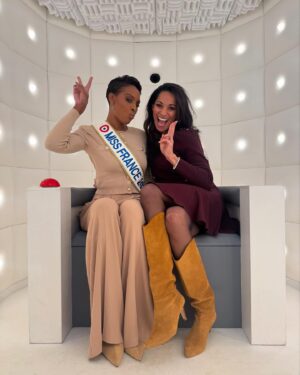 Cindy Fabre Instagram - 👑 Angélique Angarni-Filopon, élue il y a tout juste une semaine… Je vous assure que son nom et son âme resteront gravés dans vos mémoires ! Prenez le temps de la découvrir cette année : ouvrez vos cœurs, et elle saura vous toucher avec douceur, humour et bonté. ❤️ 
Elle est, et restera Miss France 2025! 

Crédit photos : @sipa.press 
@angeliqueaf_off 
Dress : @hayariparis 

#AngéliqueAngarniFilopon #Miss2024 #Élégance #Douceur #Humour #Bonté #Inspiration #CœurOuvert #Découverte #Authenticité #Fierté #MissFrance #Émotion #PortraitDeFemme