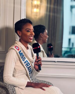 Cindy Fabre Instagram - 👑 Angélique Angarni-Filopon, élue il y a tout juste une semaine… Je vous assure que son nom et son âme resteront gravés dans vos mémoires ! Prenez le temps de la découvrir cette année : ouvrez vos cœurs, et elle saura vous toucher avec douceur, humour et bonté. ❤️ 
Elle est, et restera Miss France 2025! 

Crédit photos : @sipa.press 
@angeliqueaf_off 
Dress : @hayariparis 

#AngéliqueAngarniFilopon #Miss2024 #Élégance #Douceur #Humour #Bonté #Inspiration #CœurOuvert #Découverte #Authenticité #Fierté #MissFrance #Émotion #PortraitDeFemme