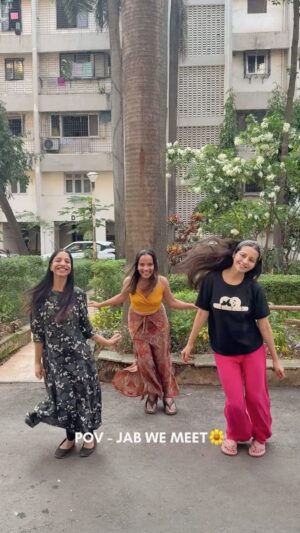 Damini Dave Instagram - Tag ur “Trios” & “Bff”..
Jab Mil Baithe Teen Yaar❤️☺️

Shot by @rahil5678 

#explore #explorepage #trending #reels #ekmaihu #kareenakapoorkhan #shahidkapoor #bollywood #daminidave #instagram #post #instavideo #fidamovie