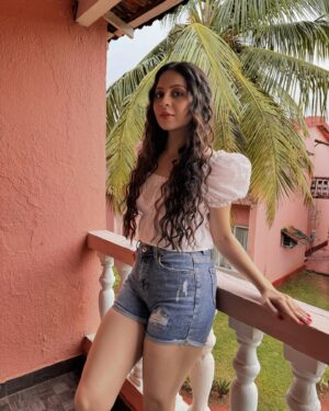 Damini Dave Instagram - Nazdikiyan..Kya apne mera Yeh gaana Suna?❤️
#daminidave #musicalbum #nazdikiyan #follow #like #viral #trendingsongs