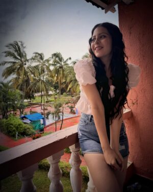 Damini Dave Instagram - Is Dil Mai kya Karun??❤️💕#sochnekibaathai 

#daminidave #post #goavibes #southgoa #bykegoa #naturelove #bts #shoot #picoftheday #gram #white #daamini