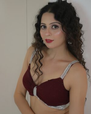 Damini Dave Instagram - Makeup is not a mask, it’s a form of art. #MakeupArtist Makeup and Hair by @mua_pujamadaan Actress & Model @daminidave08