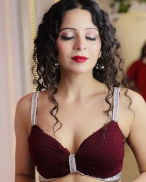 Damini Dave Instagram - Makeup is not a mask, it’s a form of art. #MakeupArtist Makeup and Hair by @mua_pujamadaan Actress & Model @daminidave08