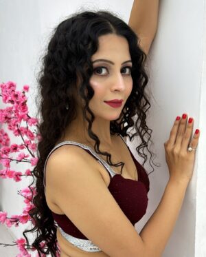 Damini Dave Instagram - Makeup is not a mask, it’s a form of art. #MakeupArtist Makeup and Hair by @mua_pujamadaan Actress & Model @daminidave08