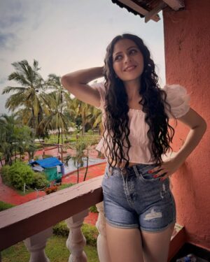 Damini Dave Instagram - Is Dil Mai kya Karun??❤️💕#sochnekibaathai 

#daminidave #post #goavibes #southgoa #bykegoa #naturelove #bts #shoot #picoftheday #gram #white #daamini