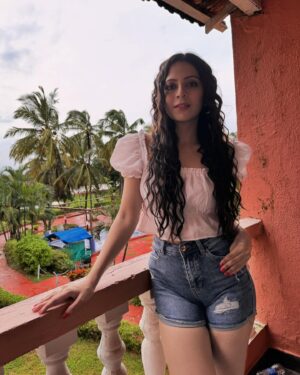 Damini Dave Instagram - Is Dil Mai kya Karun??❤️💕#sochnekibaathai 

#daminidave #post #goavibes #southgoa #bykegoa #naturelove #bts #shoot #picoftheday #gram #white #daamini