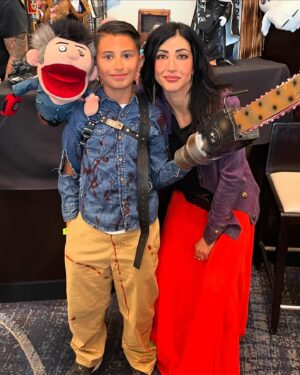 Dana DeLorenzo Instagram - Thank you @monsterpaloozaofficial and all you Filthy and Fine fans who came out last weekend for the Ghostbeaters reunion! It was WILD! So much bloody love!! And possessed dolls and markers. Thank you for waiting in line, for sharing your stories and passionate chats about Ash Vs Evil Dead! Special shout out to all my VIP PV’s who I met for the 2nd or 3rd time! 😱 Thanks to Dave for all your help at the table, Courtney at @celebphotoops for her life-saving portable fan, and last but never least big thanks to @dominicm312 at @fullempirepromotions for making it all possible. 🥰👊⚓️💜
Next con: @daysofthedeadhorrorcon #CHICAGO Nov 22-24
p.s. @thekevindurand is so much fun and so great with his fans! He’s a gentle giant. I came up to his armpit. 
I was in 3 inch boots. 😆

#sonofmonsterpalooza #ashvsevildead #horrorcon #daysofthedead #horrorfam #ash #kelly #pablo #ashyslashy #ghostbeaters #evildead #evildeadthegame #retrorealms