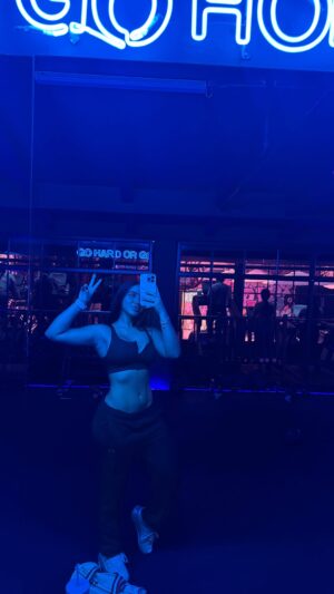 Daniela Antury Instagram - Just do it ! ✅🔥 
Es curioso que aún siendo diciembre “el mes del pecado con la comida “ me siento tan motiva por iniciar el año sin remordimiento jajaja 🤭 focus 🧘🏻‍♀️ DANIELAAAA YAAA 😂🤭
