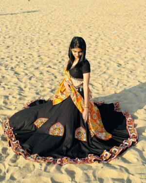 Dayalu Shemmozhi Instagram - Embrace the goddess within you ❤️

#navratri #india #dayaludesigns #golu
