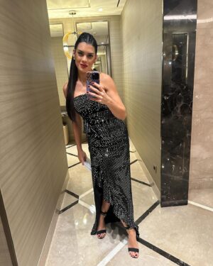 Deniz Arna Instagram - Bu harika gecede beni misafir eden @mo_istanbul ailesine ve canımın içi @destinasu ya çok teşekkür ederim :)
Kendimi prensesler gibi hissettim 
Ohh!
Canım kendim 😌🩷