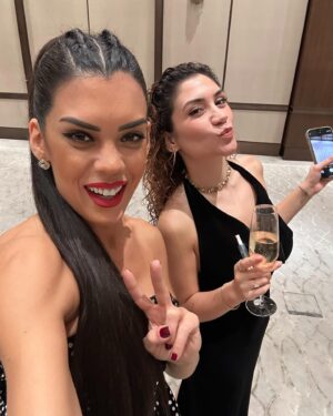 Deniz Arna Instagram - Bu harika gecede beni misafir eden @mo_istanbul ailesine ve canımın içi @destinasu ya çok teşekkür ederim :)
Kendimi prensesler gibi hissettim 
Ohh!
Canım kendim 😌🩷