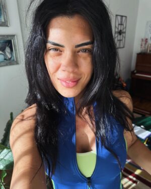 Deniz Arna Instagram - Gün ışığı
Arka kamera 
Kafamın içi 🪩🕺🏻💃🏻
☀️