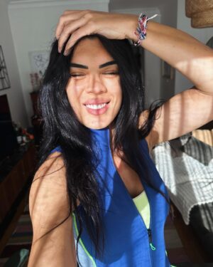 Deniz Arna Instagram - Gün ışığı
Arka kamera 
Kafamın içi 🪩🕺🏻💃🏻
☀️