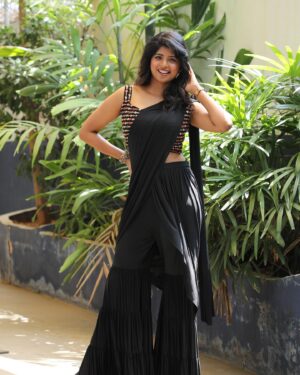 Dipshi Blessy Instagram - For the love of black 🖤

Wardrobe: @anora_artstudio 
P.c @s.a_arun_ 

#dipshiblessy #blacksaree #suntvanchor  #sunmusicvj  #ranjithame