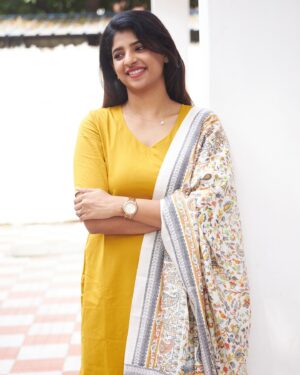 Dipshi Blessy Instagram - Inga enna solludhu ?????????

Outfit : @miorah.couture_ ❤️
📸 : @dinesh_baburaj 🙌🙌