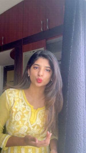 Dipshi Blessy Instagram - #grwm ! It’s just a phase fraands !! It will go off 🤓🤓

#dipshiblessy #tamilanchor #suntvanchor #grwm #trendingsongs