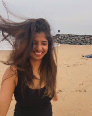 Dipshi Blessy Instagram - As I turned 29 !! I went to the beach played like a baby .. Read all your msgs 🥹❤️ 
To all my fav 12 o clock ppl and calls ❤️
Thank you 🫰
Just like this song says “I think I like my little life” .
.
.
.
.
.
P.s : u see that pink satta uncle in that little corner ! He’s my fav 🤣