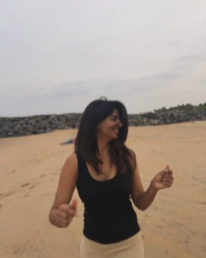 Dipshi Blessy Instagram - As I turned 29 !! I went to the beach played like a baby .. Read all your msgs 🥹❤️ 
To all my fav 12 o clock ppl and calls ❤️
Thank you 🫰
Just like this song says “I think I like my little life” .
.
.
.
.
.
P.s : u see that pink satta uncle in that little corner ! He’s my fav 🤣
