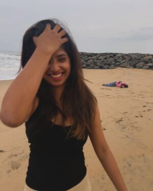 Dipshi Blessy Instagram - As I turned 29 !! I went to the beach played like a baby .. Read all your msgs 🥹❤️ 
To all my fav 12 o clock ppl and calls ❤️
Thank you 🫰
Just like this song says “I think I like my little life” .
.
.
.
.
.
P.s : u see that pink satta uncle in that little corner ! He’s my fav 🤣