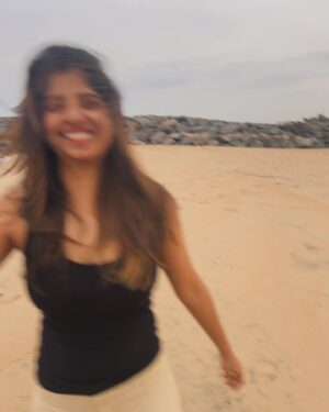 Dipshi Blessy Instagram - As I turned 29 !! I went to the beach played like a baby .. Read all your msgs 🥹❤️ 
To all my fav 12 o clock ppl and calls ❤️
Thank you 🫰
Just like this song says “I think I like my little life” .
.
.
.
.
.
P.s : u see that pink satta uncle in that little corner ! He’s my fav 🤣
