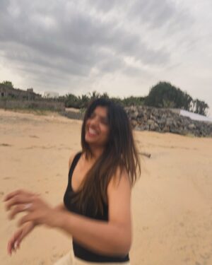 Dipshi Blessy Instagram - As I turned 29 !! I went to the beach played like a baby .. Read all your msgs 🥹❤️ 
To all my fav 12 o clock ppl and calls ❤️
Thank you 🫰
Just like this song says “I think I like my little life” .
.
.
.
.
.
P.s : u see that pink satta uncle in that little corner ! He’s my fav 🤣